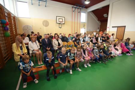 PRVI ŠOLSKI DAN SPREJEM PRVOOLČKOV BEGUNJE 02 FOTO LJUBO VUKELIČ